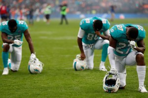 some-nfl-players-continue-to-kneel-during-anthem-2-22805-1506885762-7_dblbig